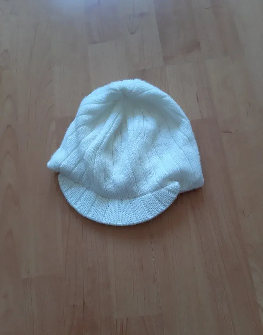 Biela ciapka so siltom