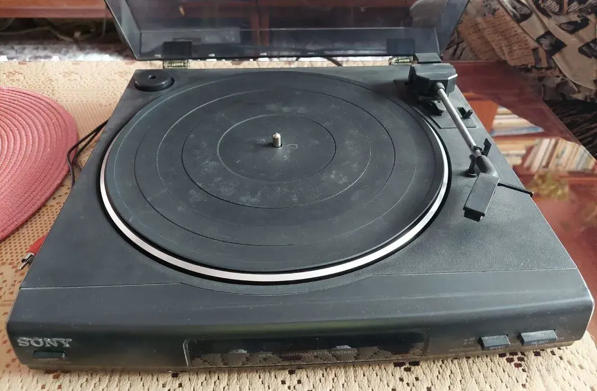 Gramofón Sony PS-LX56 – plne funkčný, výborný stav