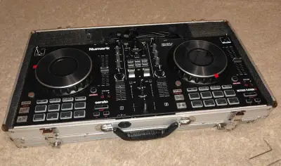 Numark Mixtrack Platinum FX DJ