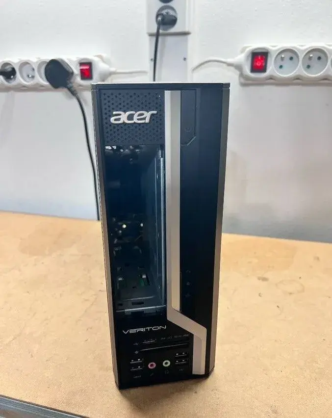 Pokazený počítač Acer Veriton X6630G na diely.