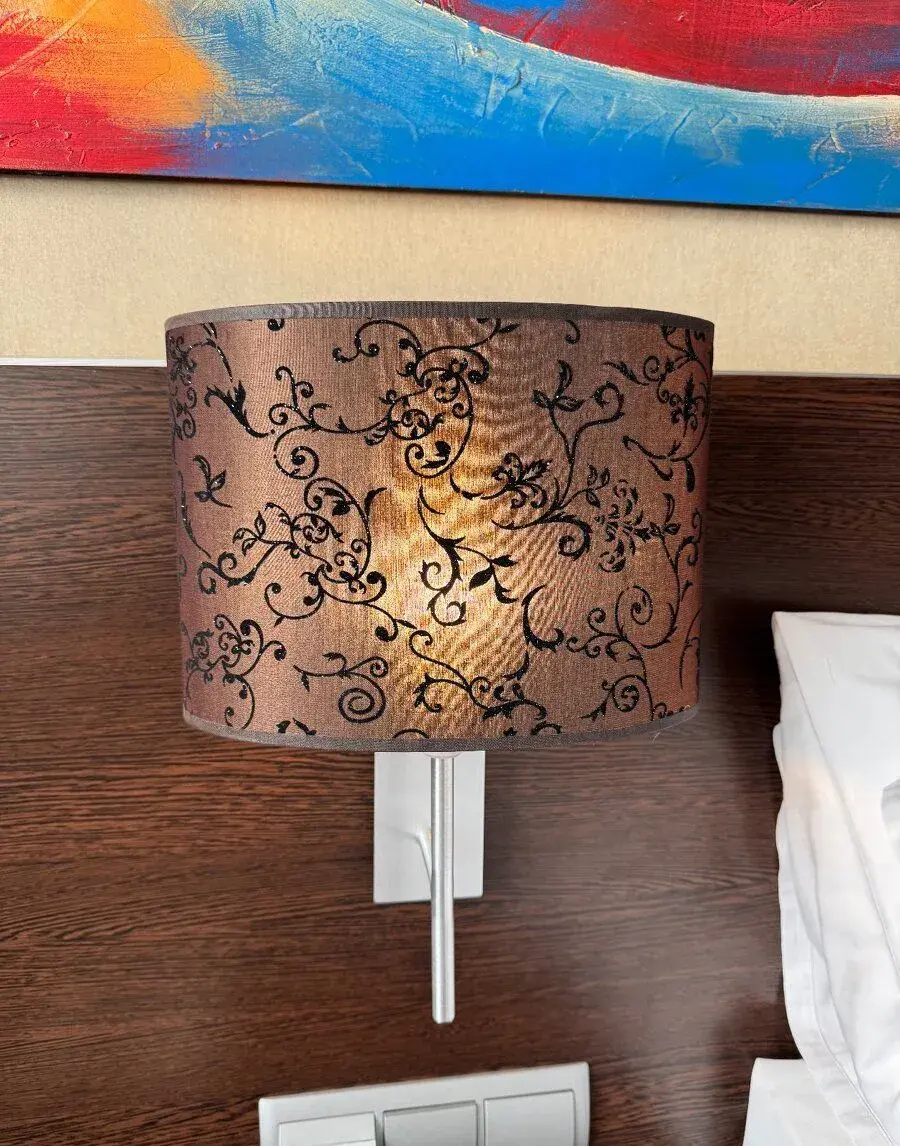 Nástenná lampa s tienidlom