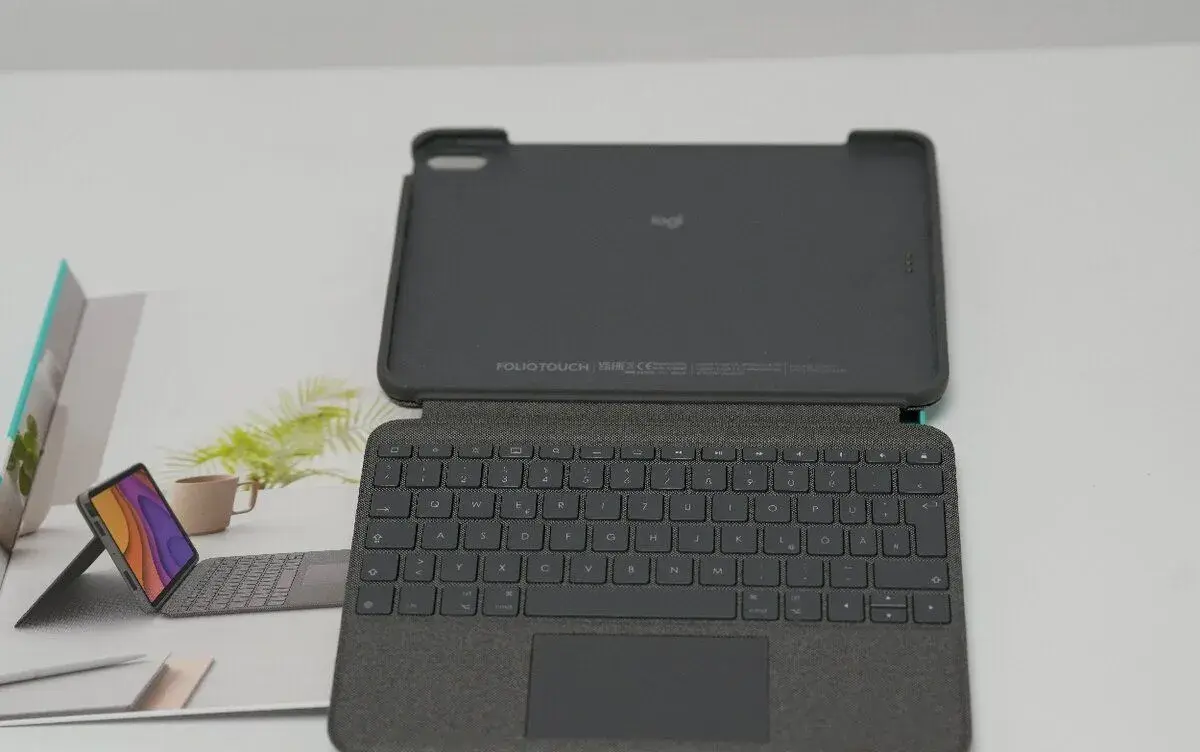 Logitech Combo Touch / Folio Touch – Klávesnice pre iPad