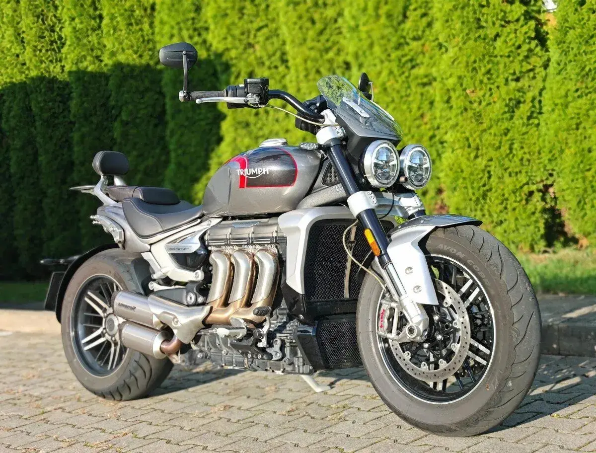 TRIUMPH ROCKET 3 GT -BRUTALNY STROJ PRE PORIADNEHO CHLAPA