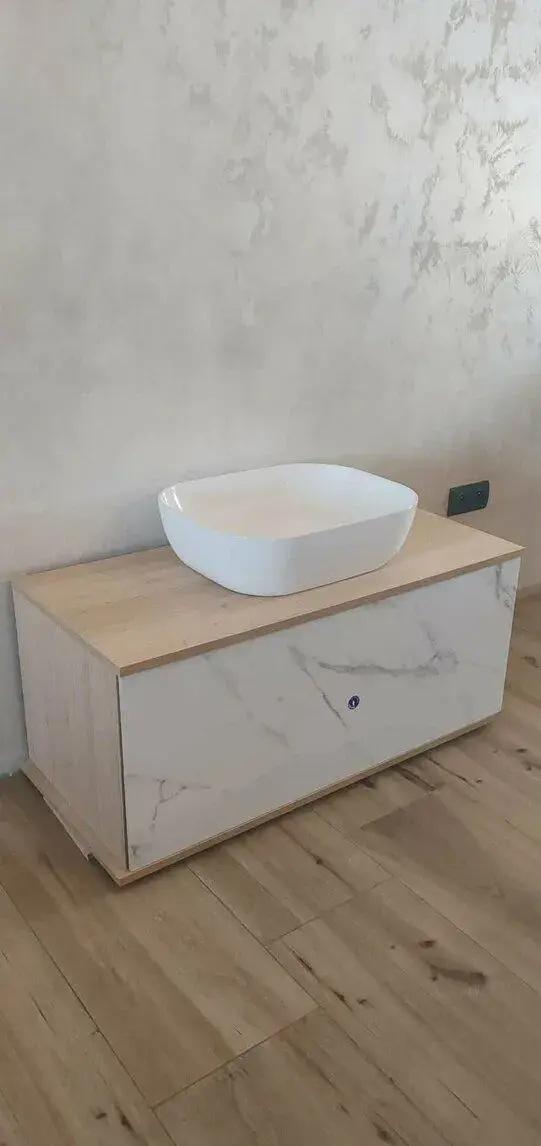 Závesná kúpeľňová skrinka