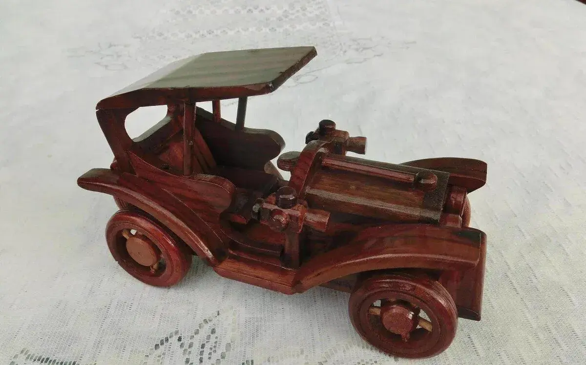 Drevený model auta.