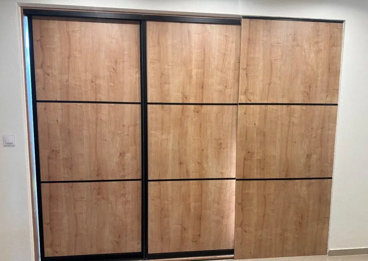 Veľké posuvné deliace dvere 289 × 239 cm – drevo/čierny rám