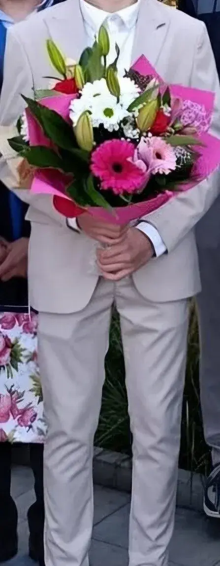 Moderný oblek "slim fit" vhodný aj na Sviatosť birmovania