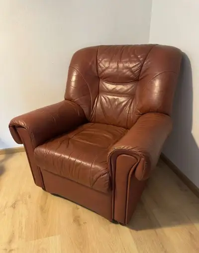 Kožená sedačka.