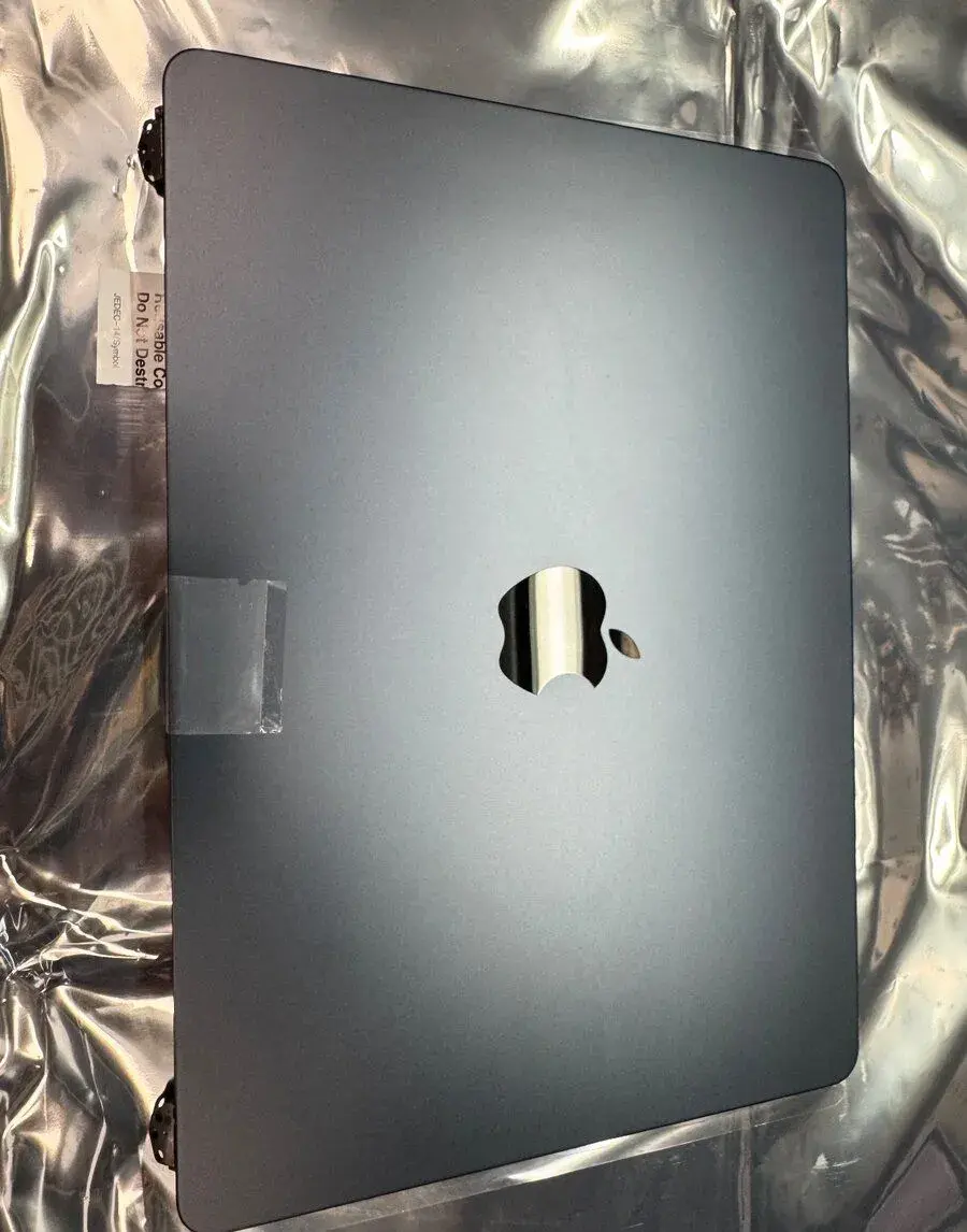 MacBook Air 13" M5 Midnight Blue Displej