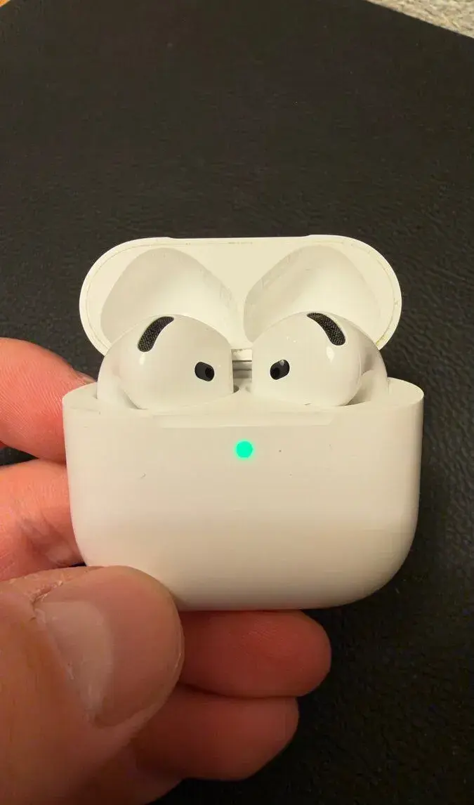 Apple AirPods 4 s ANC