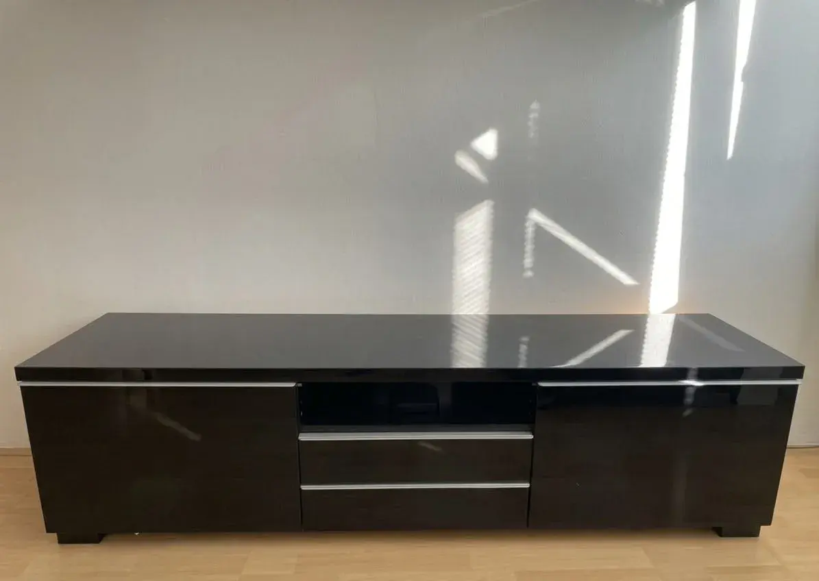 TV zostava IKEA BESTÅ – čierna / vysoký lesk (180 cm)