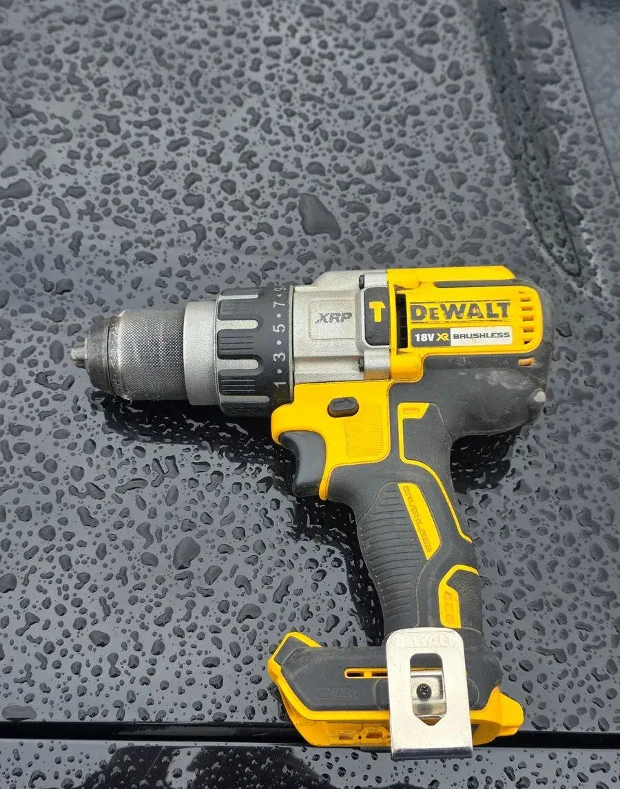 Aku skrutkovač, utahovačka s príklepom dewalt dcd996