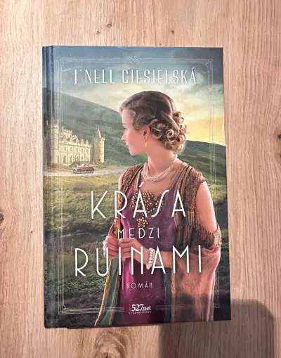 Krasa medzi ruinami, J’Nell Ciesielski