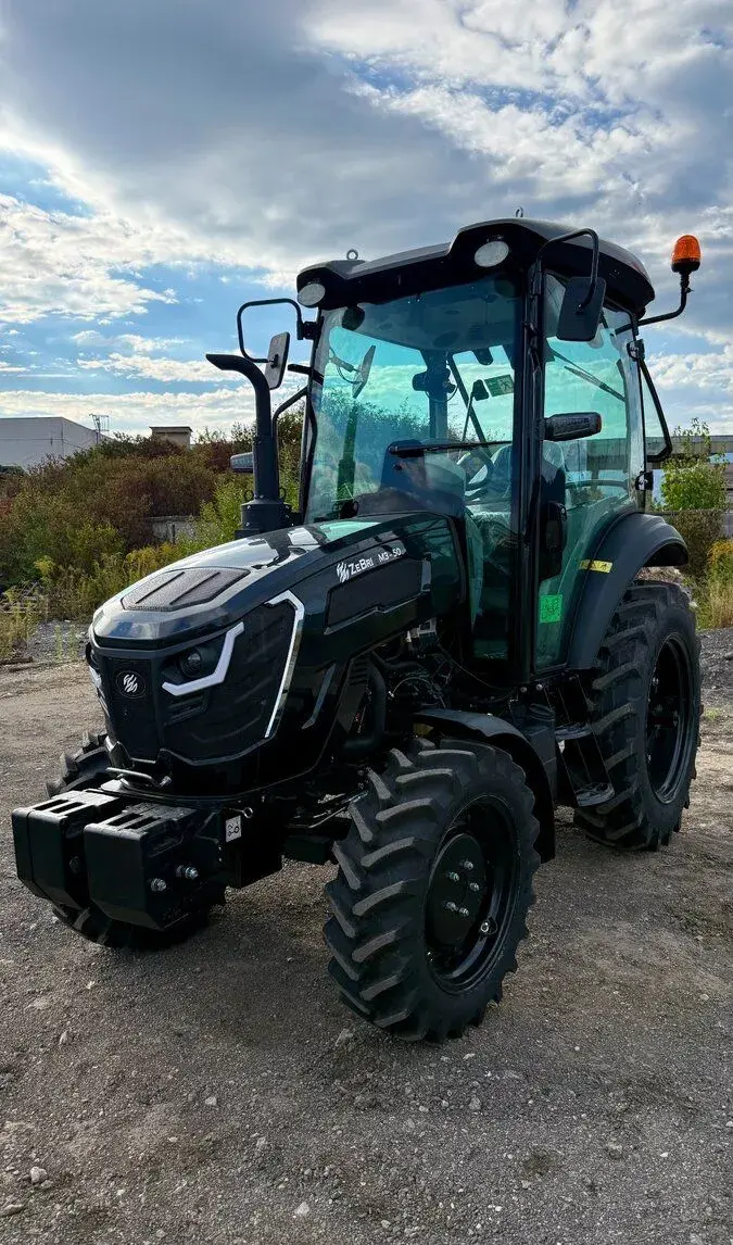 Traktor ZeBri 50 HP 4x4 s čelným nakladačom, kabína + klíma