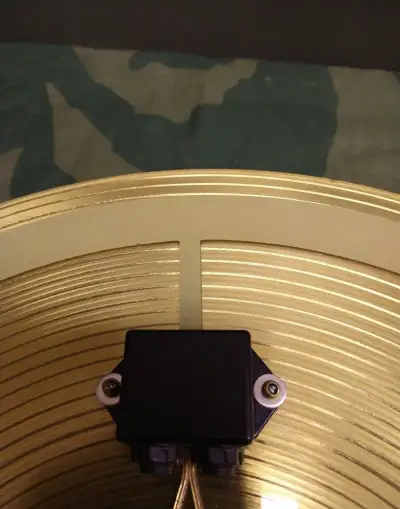 Elektronický činel.