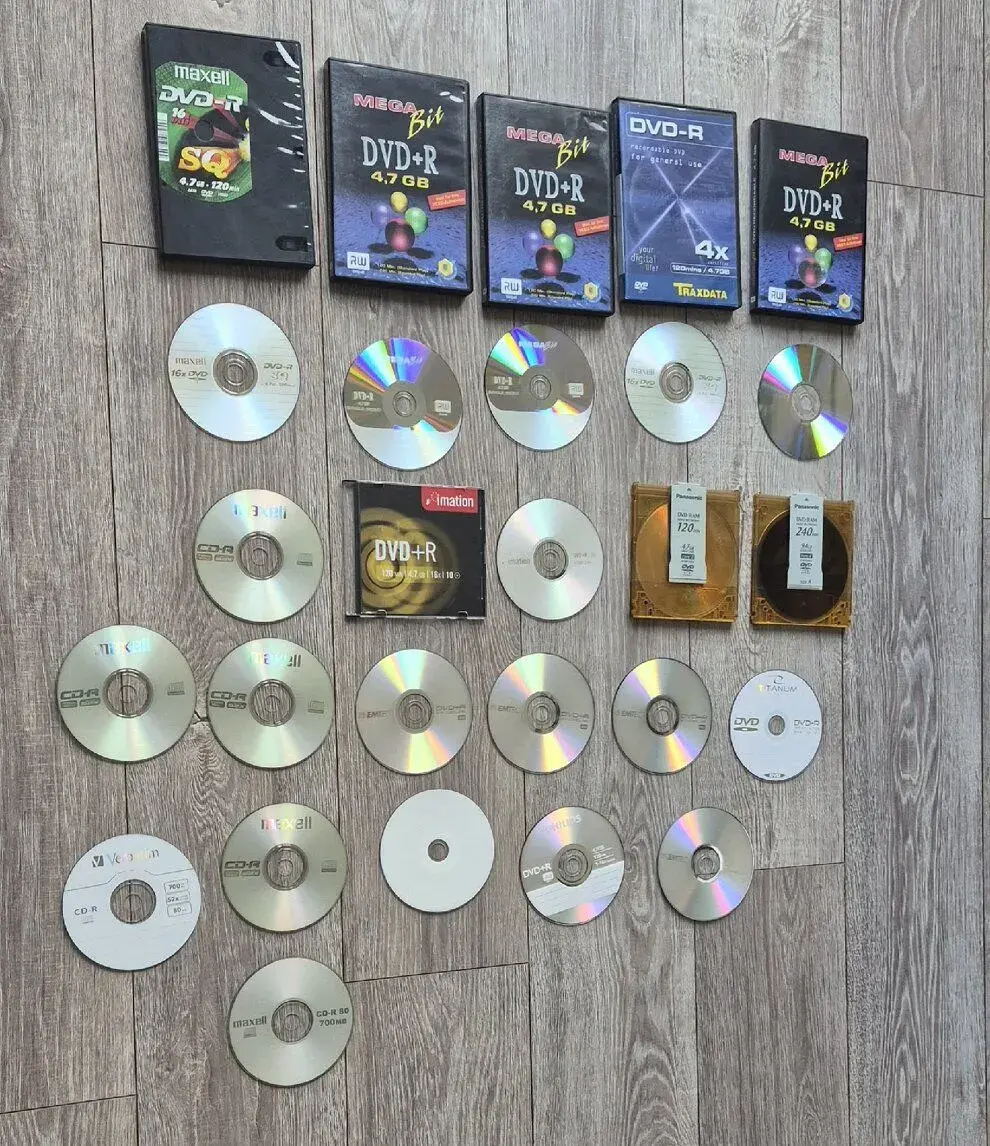 DVD A CD spolu cca 20 ks