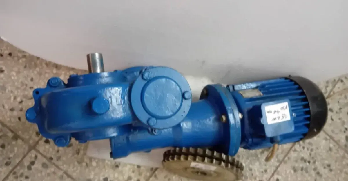 Elektrický motor a prevodovka