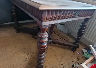 starý drevený stôl