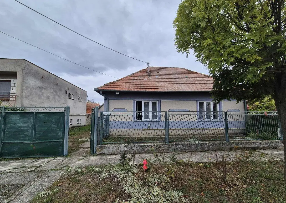 Na predaj 3 izbový rodinný dom v obci Bešeňov s 11 árovou zá