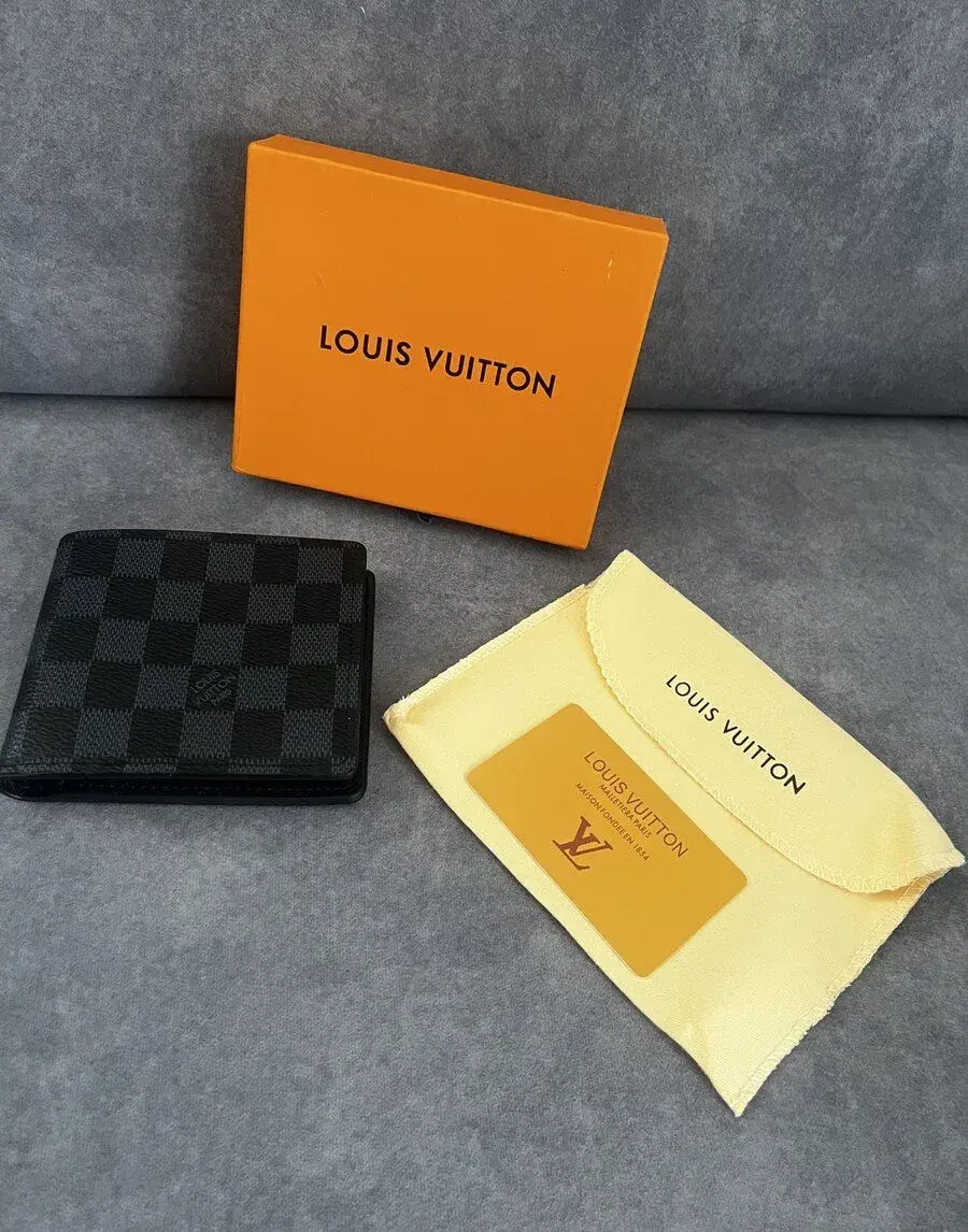 Panska kozena penazenka Louis Vuitton v sedociernej farbe