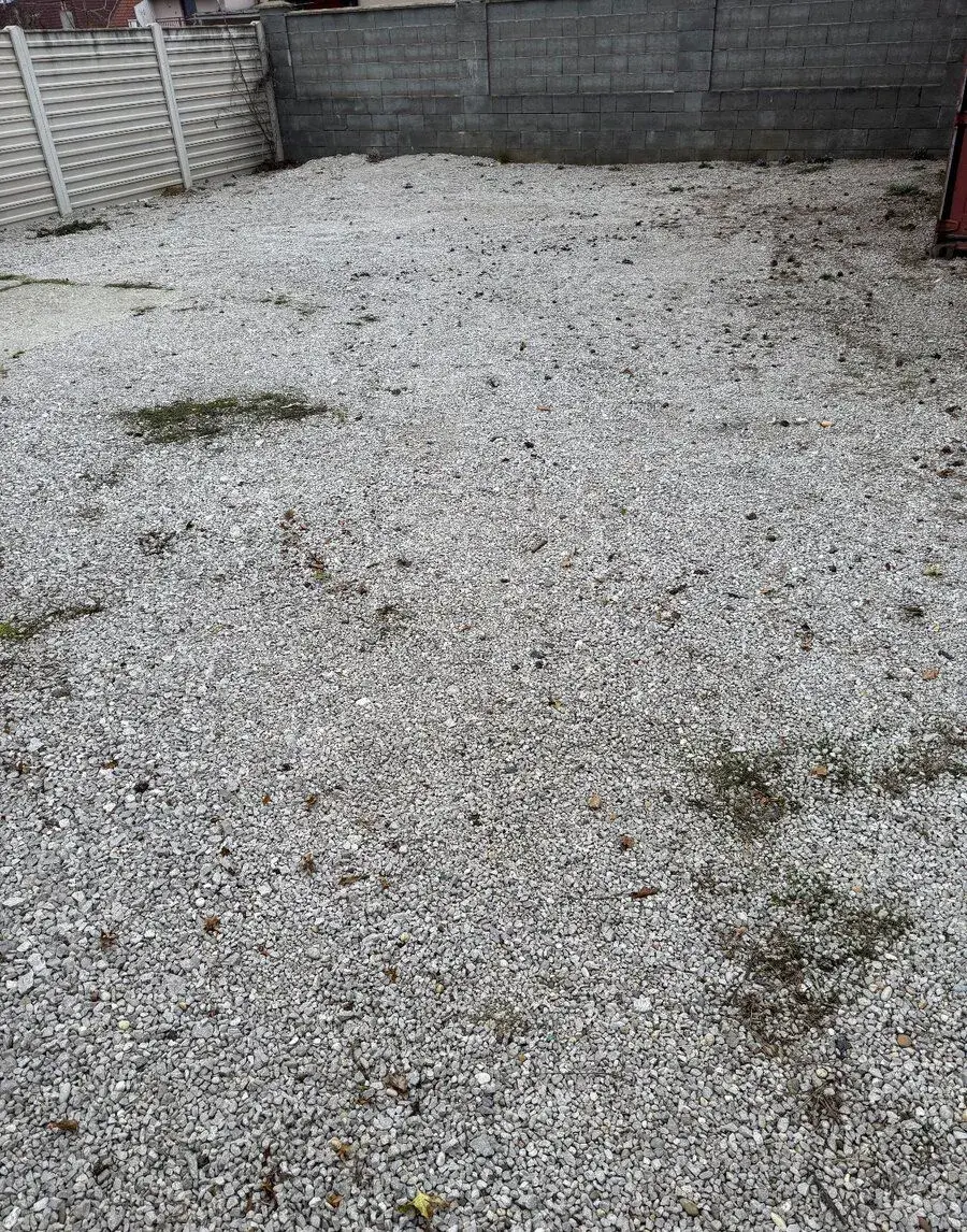 Prenajmem oplotený pozemok 150m2 parkovacie státie