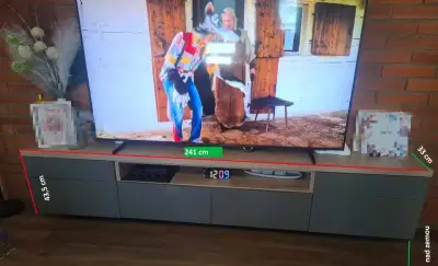 Skrinka pod TV montáž na stenu alebo nožičky podlahu.