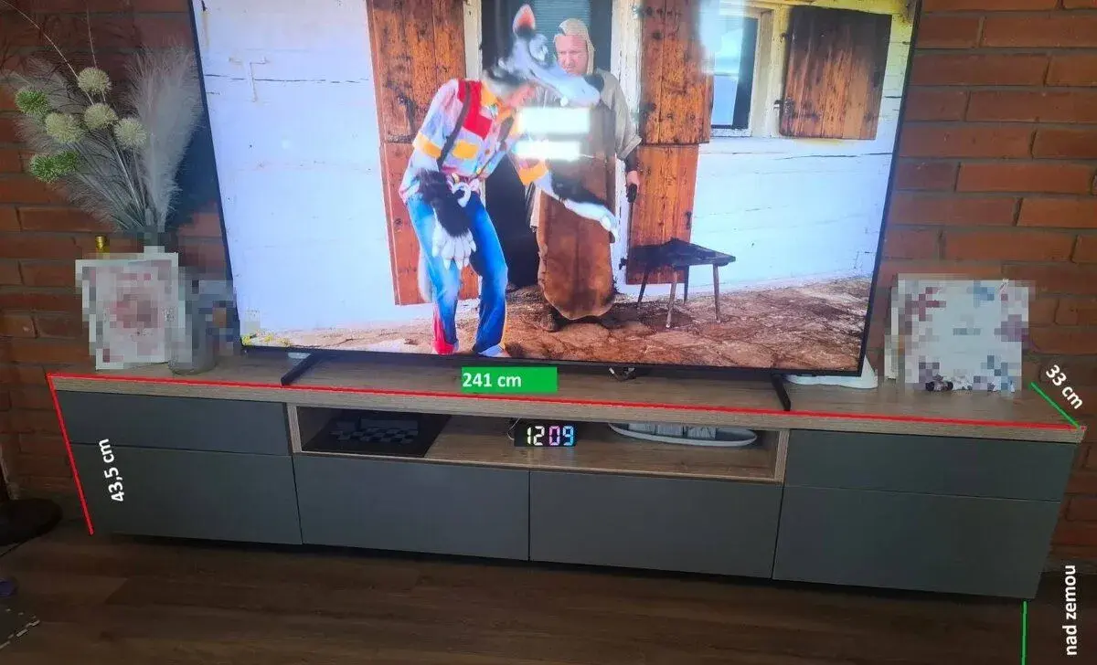 Skrinka pod TV montáž na stenu alebo nožičky podlahu.