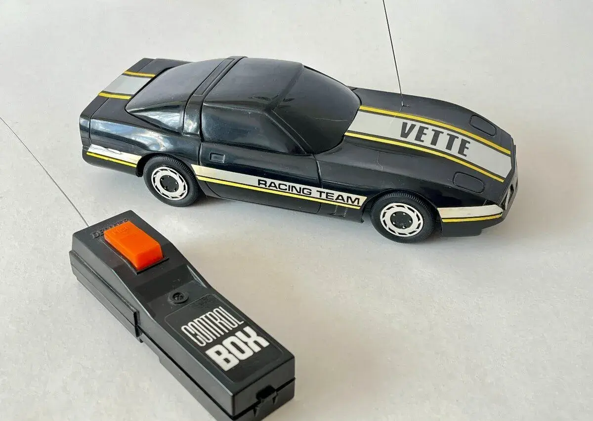 Retro RC auto Chevrolet Corvette C4