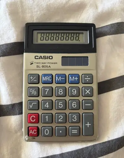 Casio SL‑805A – retro solárna kalkulačka