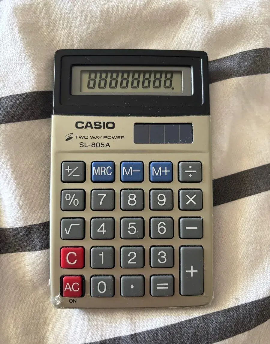 Casio SL‑805A – retro solárna kalkulačka