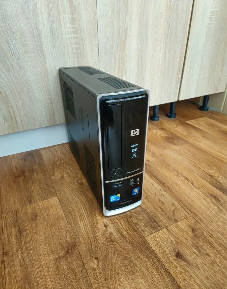 PC skrinku zo zdrojom a DVD