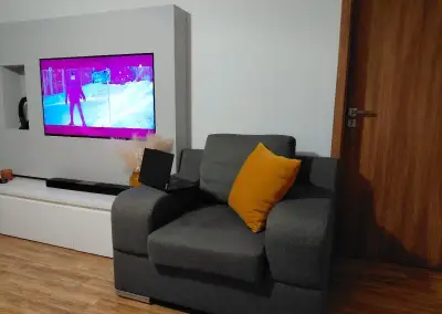Veľke kreslo s podrúčkou na laptop