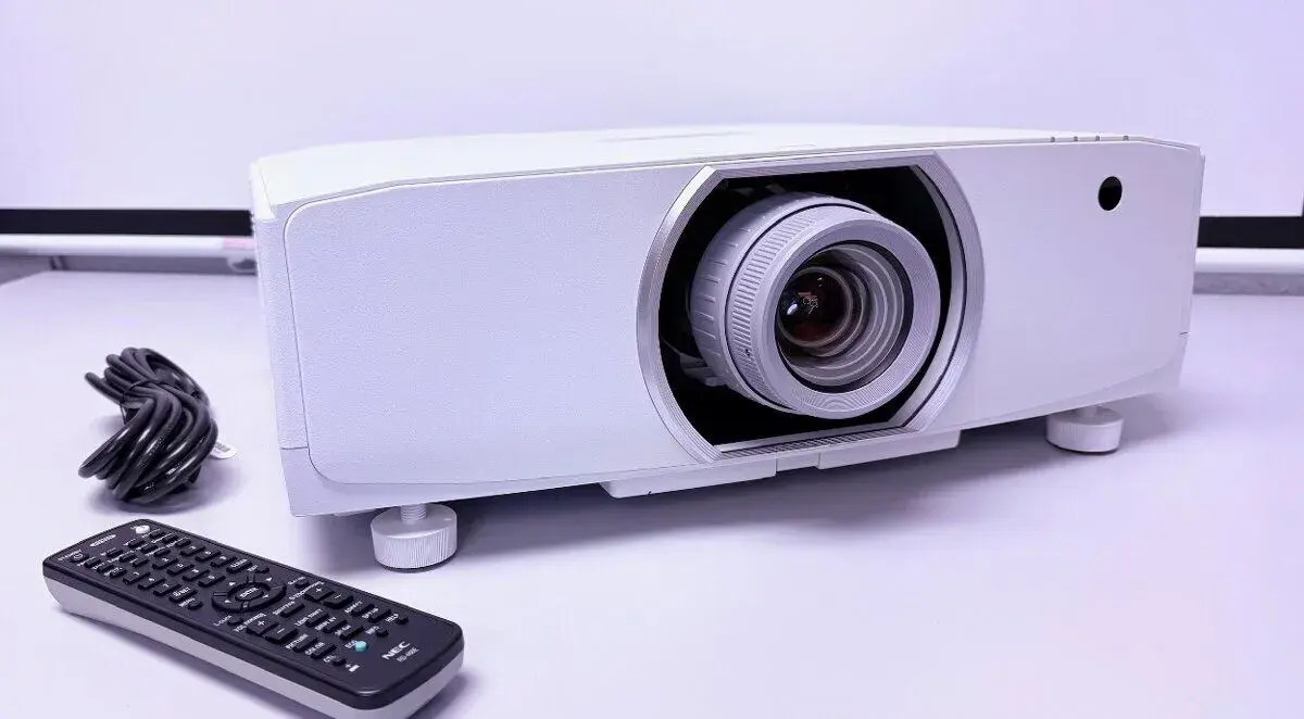NEC PA653U 3LCD 4K ready- 6500ANSI, 1920x1200, 1126hod.-top