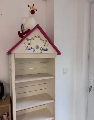 Drevený regál / knižnica do detskej izby na kolieskach