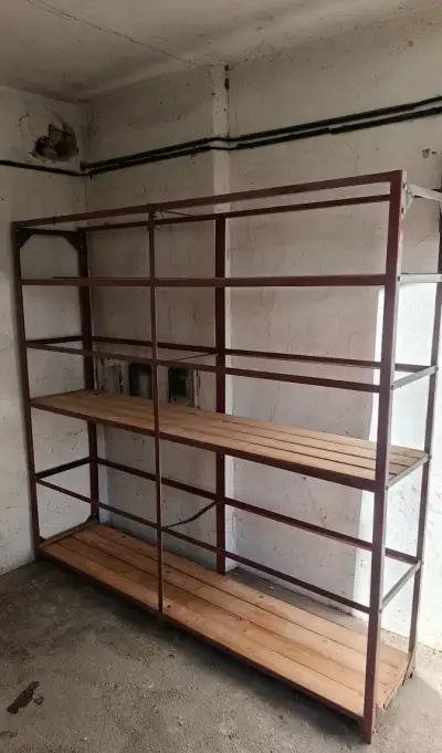 Kovový regál
