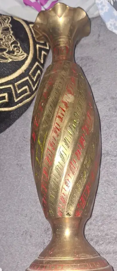 Veľká vintage mosadzná váza – India (31 cm, špirálový vzor)