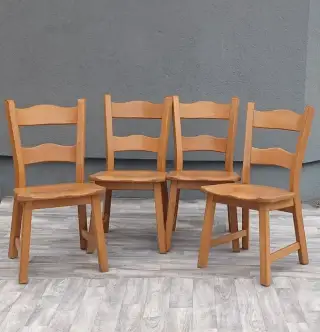 Set rustikálnych stoličiek.