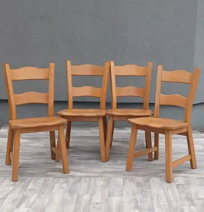 Set rustikálnych stoličiek.