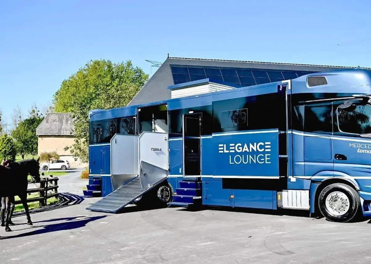 EKOLOGICKÉ ČISTENIE KONSKÝCH PREPRAVNÍKOV HORSEBOXES