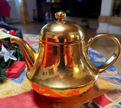 Čajník pozlátený, porcelánový 0,8 l