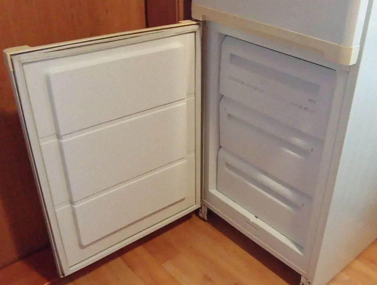 Chladničku ZANUSSI, s mrazákom