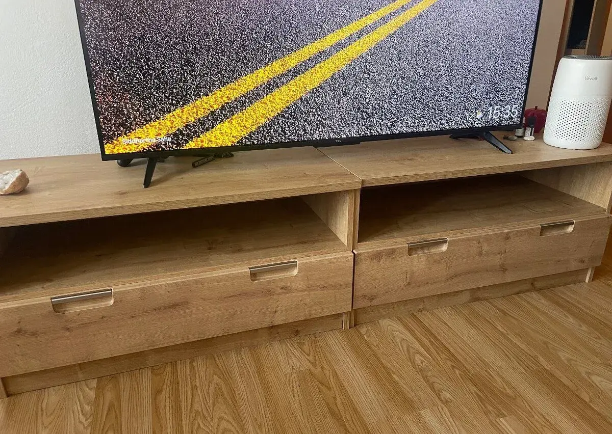 Stolík pod televízor