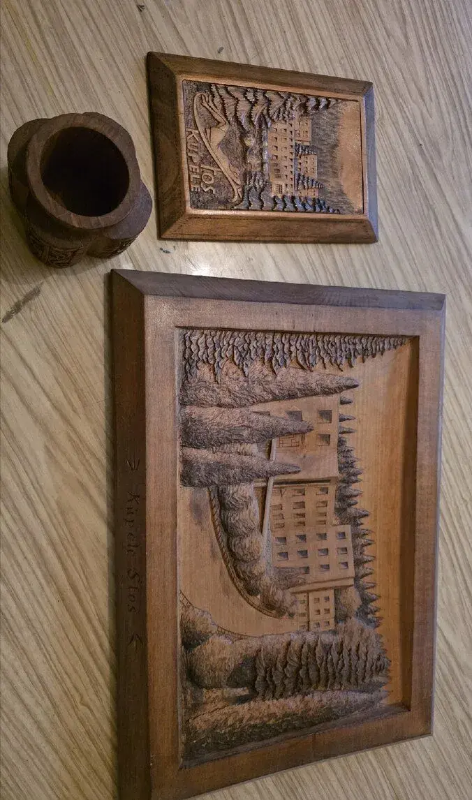 Vyrezávané drevené obrázky, nádoba a svietnik