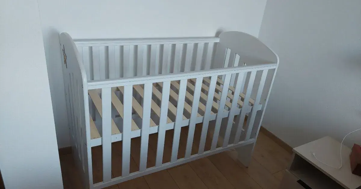 Detská postieľka + prebaľovací pult