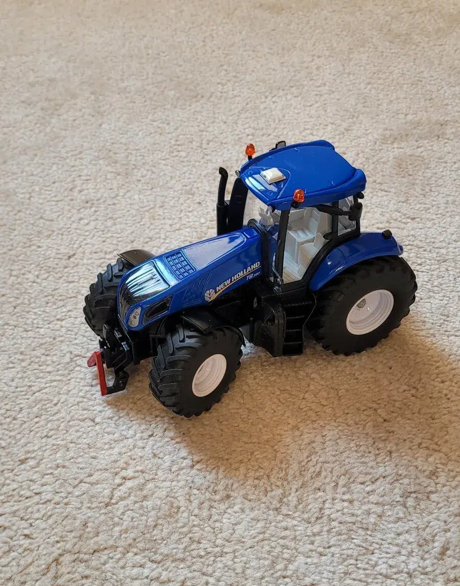 Siku Farmer traktor New Holland T8.390 1:32