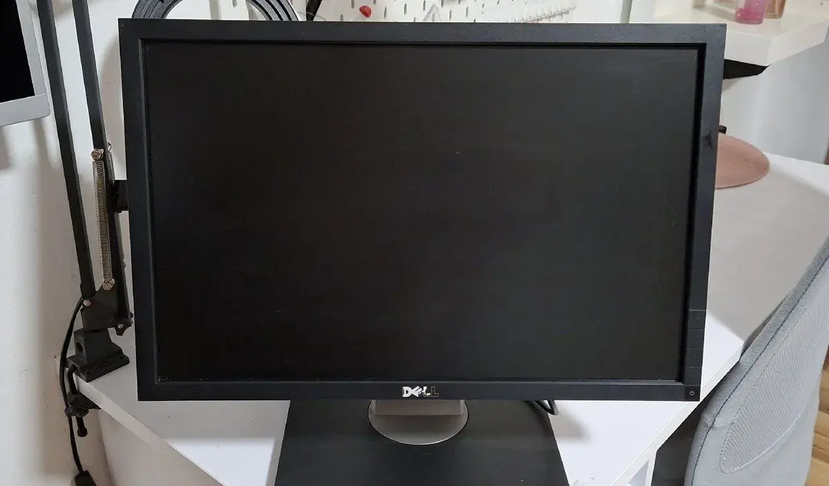 Počitatovy monitor DELL velkosti 19''.
