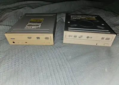 retro DVD mechanika IDE