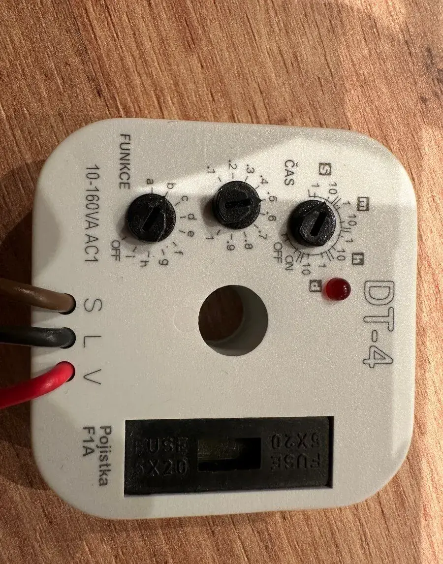 DT 4 3-vodičový programovateľný časový spínač