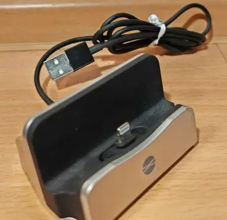Apple iphone stolova stylova nabijacka - stojan