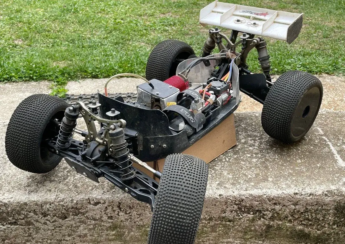 Závodnú truggy 1:8 Losi 8ight-T
